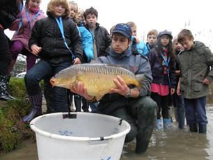 Basisschool leerlingen bij Visserijkundig Onderzoek Woudenberg