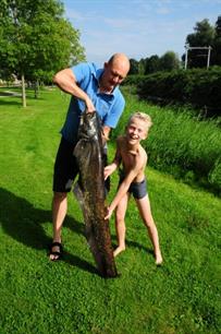 Owen (11) vangt een gigantische vis! (video)