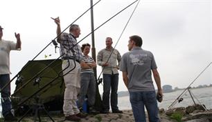 Rijkswaterstaat bezoekt sportvissers aan de Waal