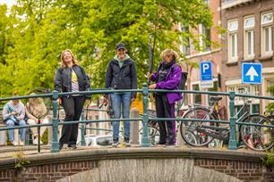 Streetfishing in Haarlem in De Visvrouwen (video)