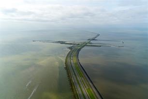 Vis door de Afsluitdijk (artikel)