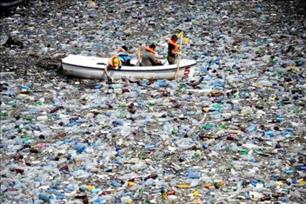 5 biljoen stukjes plastic in alle wereldzee&#235;n samen