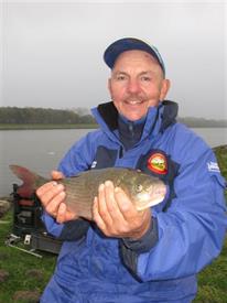 Anne Bruins met vis-2 (Small)