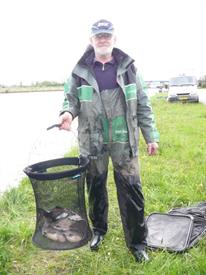Arie Bruggink met vangst (Small)
