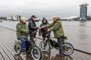 Controleurs Amsterdamse Hengelsport Vereniging doen controlerondes op e-bike