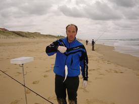 DSC05026 Jackie Minderhoud met een zeebaarsje (Medium)