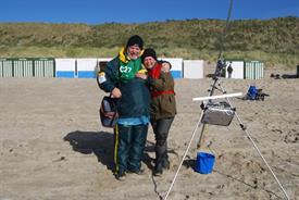 DSC_0143 coach Z.Afrika met deelneemster (Custom)