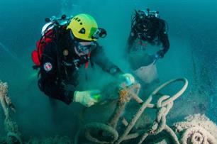 Duikers halen 2000 kg visnetten uit Noordzee (video)