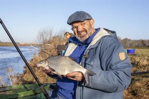 Feedervissen op winde en roofvissen op de IJssel in aflevering 3 VIS TV XL (video)