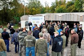 Gerwin met deelnemers bij opening 2 (Small)