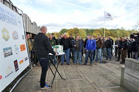 Gerwin met deelnemers bij opening