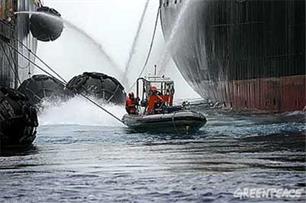 Greenpeace dumpt enorme stenen in Noordzee