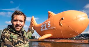 Sportvisserij Nederland - Grootste Opblaasbare Vis Ter Wereld In Het Ij  (Video)