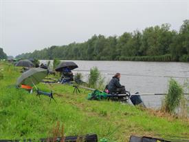 In de regen (2) (Small)