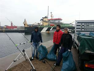 Kansarme jongeren en sportvissers maken gebroederlijk IJmuidense pier schoon