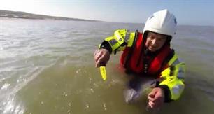 KNRM redt verstrikte bruinvissen uit netten (video)