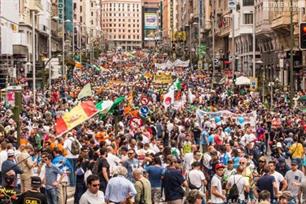 Megaprotest Madrid: 300.000 Spaanse sportvissers de straat op