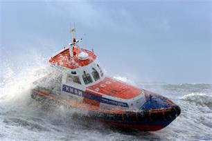 Reddingboot Uly brengt sportvissers op Noordzee in veiligheid