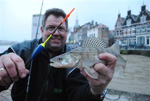 Roofvissen: John Lubbers grijpt naar de pen