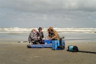 Stormvissen in Hoek van Holland met De Visvrouwen (video)