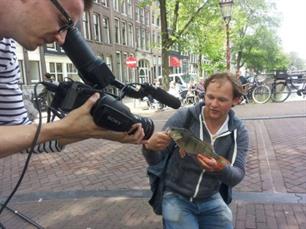 Streetfishing Amsterdam: 'Liever vissen dan gamen'