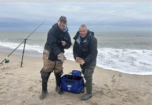 Vader en zoon Huijgens winnen NK Kustvissen Koppel 2025