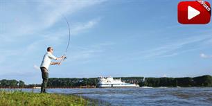 Visblad TV: zomeravondvisserij aan de rivier (video)