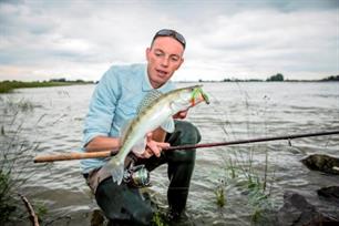 Visblad TV: zomeravondvisserij aan de rivier