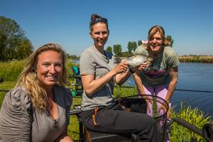 Visles van de wereldkampioen in De Visvrouwen (video)