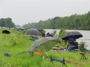 Volop paraplu's bij 5e wedstrijd Topcompetitie in de Lage Vaart