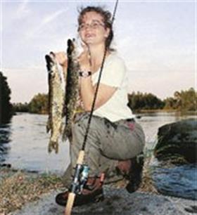 Vrouw slaat vaker vis aan de haak