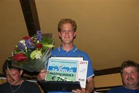 Winnaar Jan Broess op podium (Small)