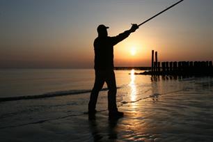 Zeevissen - Strandvissen bij nacht en ontij